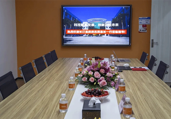 福建省長(zhǎng)汀縣呂莉縣長(zhǎng)一行蒞臨超越激光視察指導(dǎo)-2.png 福建省長(zhǎng)汀縣呂莉縣長(zhǎng)一行蒞臨超越激光視察指導(dǎo)-2.png