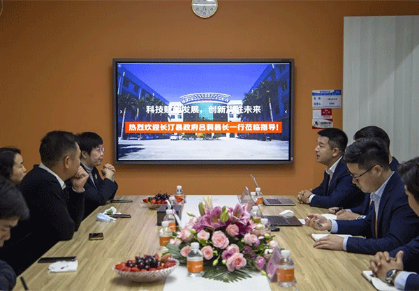 福建省長(zhǎng)汀縣呂莉縣長(zhǎng)一行蒞臨超越激光視察指導(dǎo)-9.png 福建省長(zhǎng)汀縣呂莉縣長(zhǎng)一行蒞臨超越激光視察指導(dǎo)-9.png