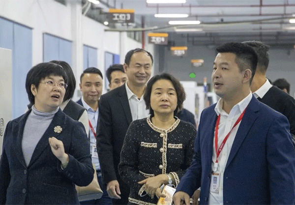 福建省長(zhǎng)汀縣呂莉縣長(zhǎng)一行蒞臨超越激光視察指導(dǎo)-11.png 福建省長(zhǎng)汀縣呂莉縣長(zhǎng)一行蒞臨超越激光視察指導(dǎo)-11.png