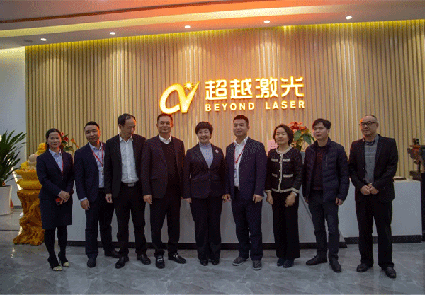 福建省長(zhǎng)汀縣呂莉縣長(zhǎng)一行蒞臨超越激光視察指導(dǎo)-19.png 福建省長(zhǎng)汀縣呂莉縣長(zhǎng)一行蒞臨超越激光視察指導(dǎo)-19.png