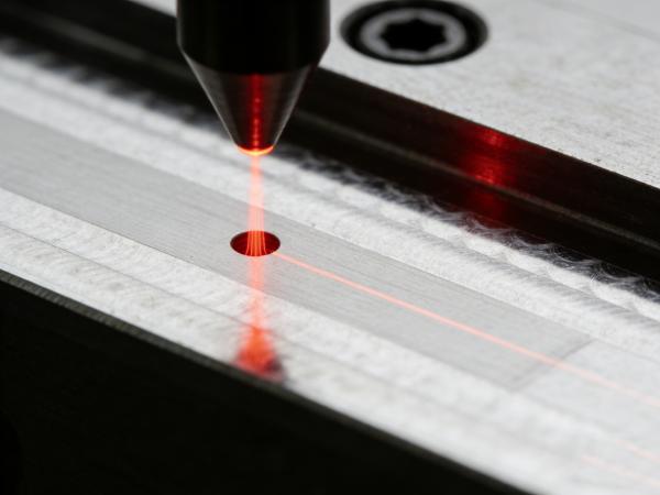 紅外飛秒激光切割鈦合金薄片盲孔加工 (2).jpg 紅外飛秒激光切割鈦合金薄片盲孔加工 (2).jpg